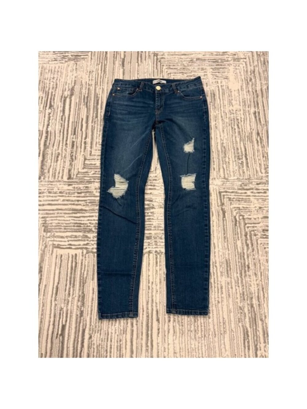 Refuge women's size 4 blue denim destressed denim mid-rise 5-pockets jeans